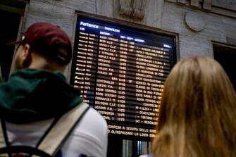 Caos in stazione centrale, treni cancellati e ritardi a Milano, 20 aprile 2023.ANSA/MOURAD BALTI TOUATI

