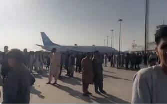 Afghanistan, cittadini in fuga dai talebani all'aeroporto