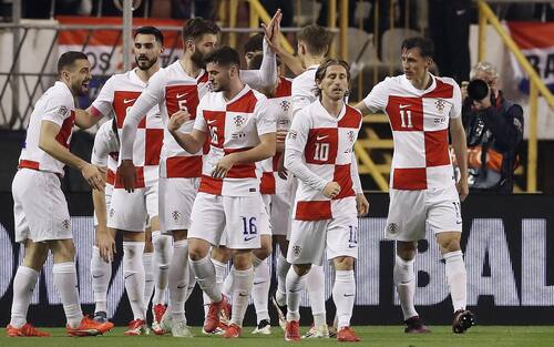 epa11976813 Croatia's Ante Budimir (R) celebrates with his teammates after for the 1-0 goal during the UEFA Nations League quarterfinal, 1st leg soccer match between Croatia and France in Split, Croatia, 20 March 2025.  EPA/ANTONIO BAT