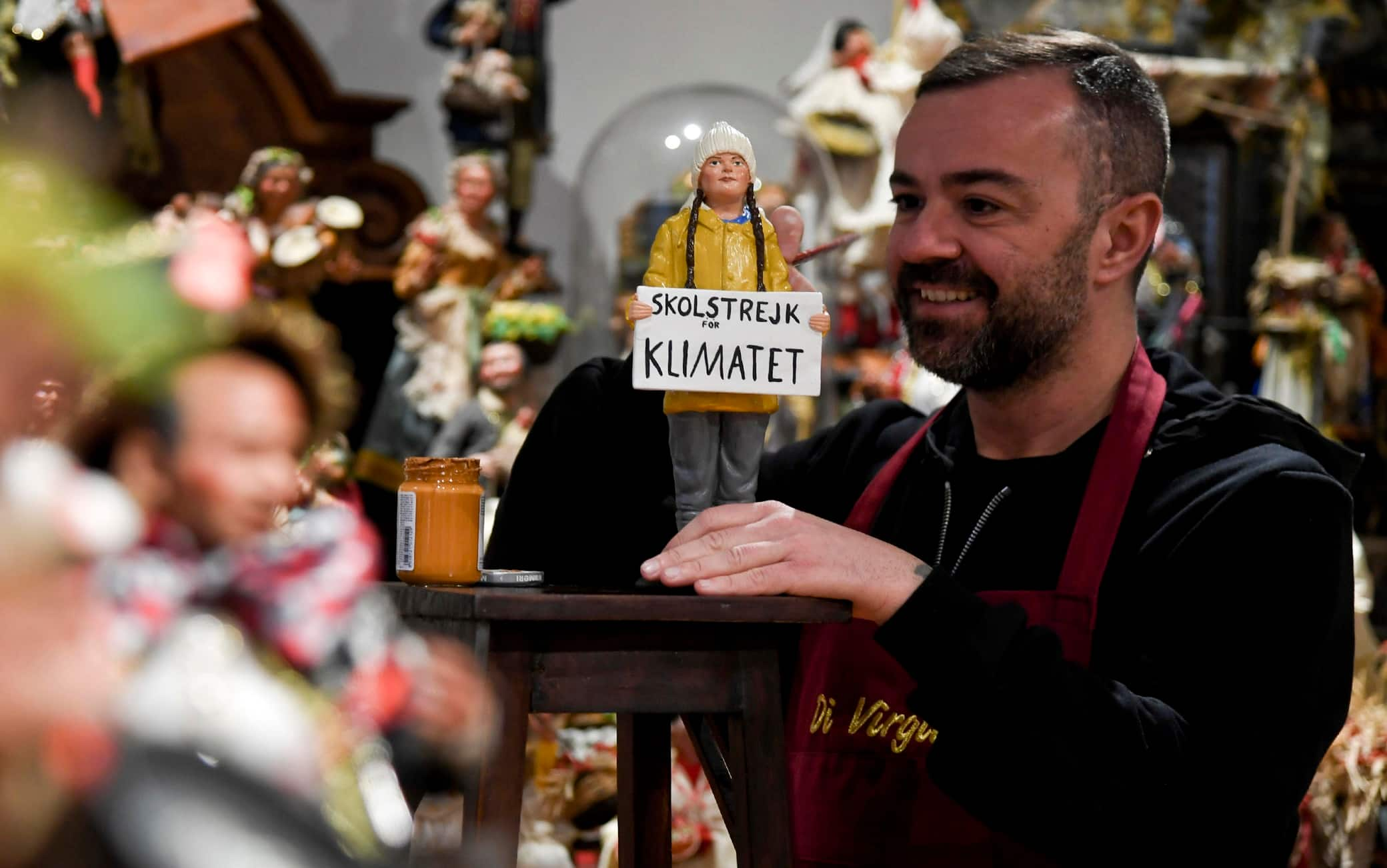 La statuina di Greta Thunberg  a San Gregorio Armeno a Napoli nella bottega dell'arte del presepe dell'artigiano Genny Di Virgilio, 10 dicembre 2021. ANSA