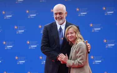 epa12105834 Albania's Prime Minister Edi Rama welcomes Italy's Prime Minister Giorgia Meloni at the 6th European Political Community (EPC) Summit in Tirana, Albania, 16 May 2025. The meeting brings together leaders from across the continent under the theme 'New Europe in a new world: unity - cooperation - joint action'.  EPA/MALTON DIBRA