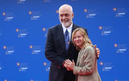 epa12105834 Albania's Prime Minister Edi Rama welcomes Italy's Prime Minister Giorgia Meloni at the 6th European Political Community (EPC) Summit in Tirana, Albania, 16 May 2025. The meeting brings together leaders from across the continent under the theme 'New Europe in a new world: unity - cooperation - joint action'.  EPA/MALTON DIBRA
