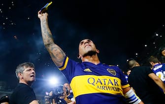 BUENOS AIRES, ARGENTINA - MARCH 07: Carlos Tevez of Boca Juniors celebrates with fans next to Boca Juniors vice-president Mario Pergolini (L) as they celebrate winning the championship after a match between Boca Juniors and Gimnasia y Esgrima La Plata as part of Superliga 2019/20 at Alberto J. Armando Stadium on March 7, 2020 in Buenos Aires, Argentina. (Photo by Marcos Brindicci/Getty Images)