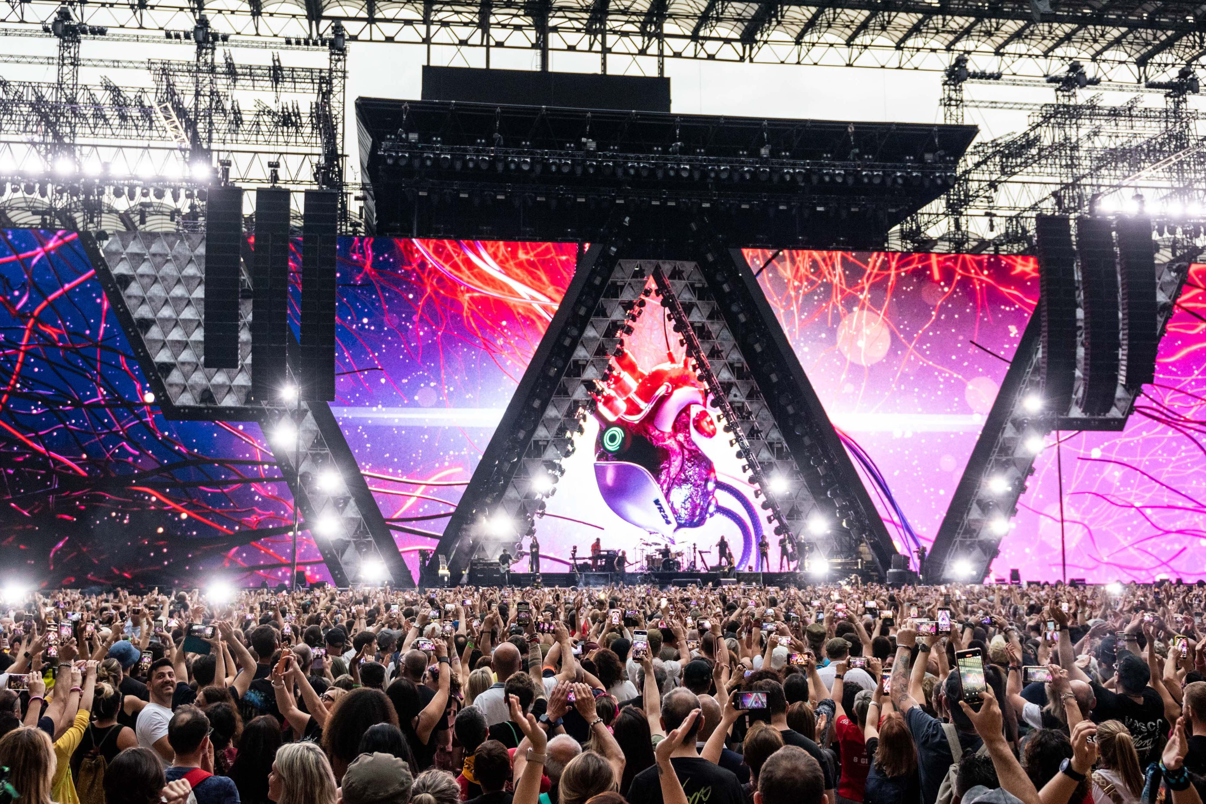 Vasco Rossi in concerto, annunciate nuove date del tour 2025 Sky TG24