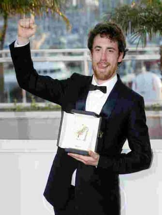 ELIO GERMANO PREMIATO AL FESTIVAL DI CANNES COME MIGLIOR ATTORE NEL FILM ' LA NOSTRA VITA ' (100524) -- CANNES, May 24, 2010 () --Actor Elio Germano poses during a photocall after winning the Best Actor award for his role in the film Biutiful during the award ceremony of the 63rd Cannes Film Festival in France, May 23, 2010. (/Xiao He) (yc) (Xiao He / Xinhua/photoshot/Fotogramma, CANNES - 2010-05-23) p.s. la foto e' utilizzabile nel rispetto del contesto in cui e' stata scattata, e senza intento diffamatorio del decoro delle persone rappresentate