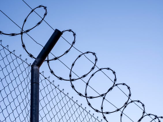 detenuti appiccano fuoco in carcere 6 agenti feriti all elba