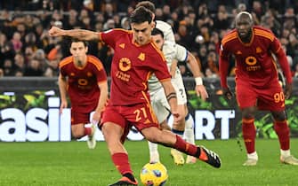 Roma’s Paulo Dybala scores the 1-1 gola on penalty kick during serie A soccer match as Roma - Atalanta Bergamasca Calcio at Olimpico Stadium in Rome, 7 January 2024. ANSA/CLAUDIO PERI