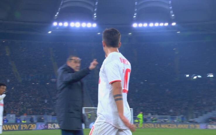 Dybala si copre la bocca mentre rivolge una frase a Sarri. Foto Sky