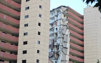 attacco israele contro iran TEHRAN, IRAN - JUNE 13: A building in Nobonyad Square is shown having suffered significant damage in Israeli airstrikes on June 13, 2025 in Tehran, Iran. (Photo by Majid Saeedi/Getty Images)
