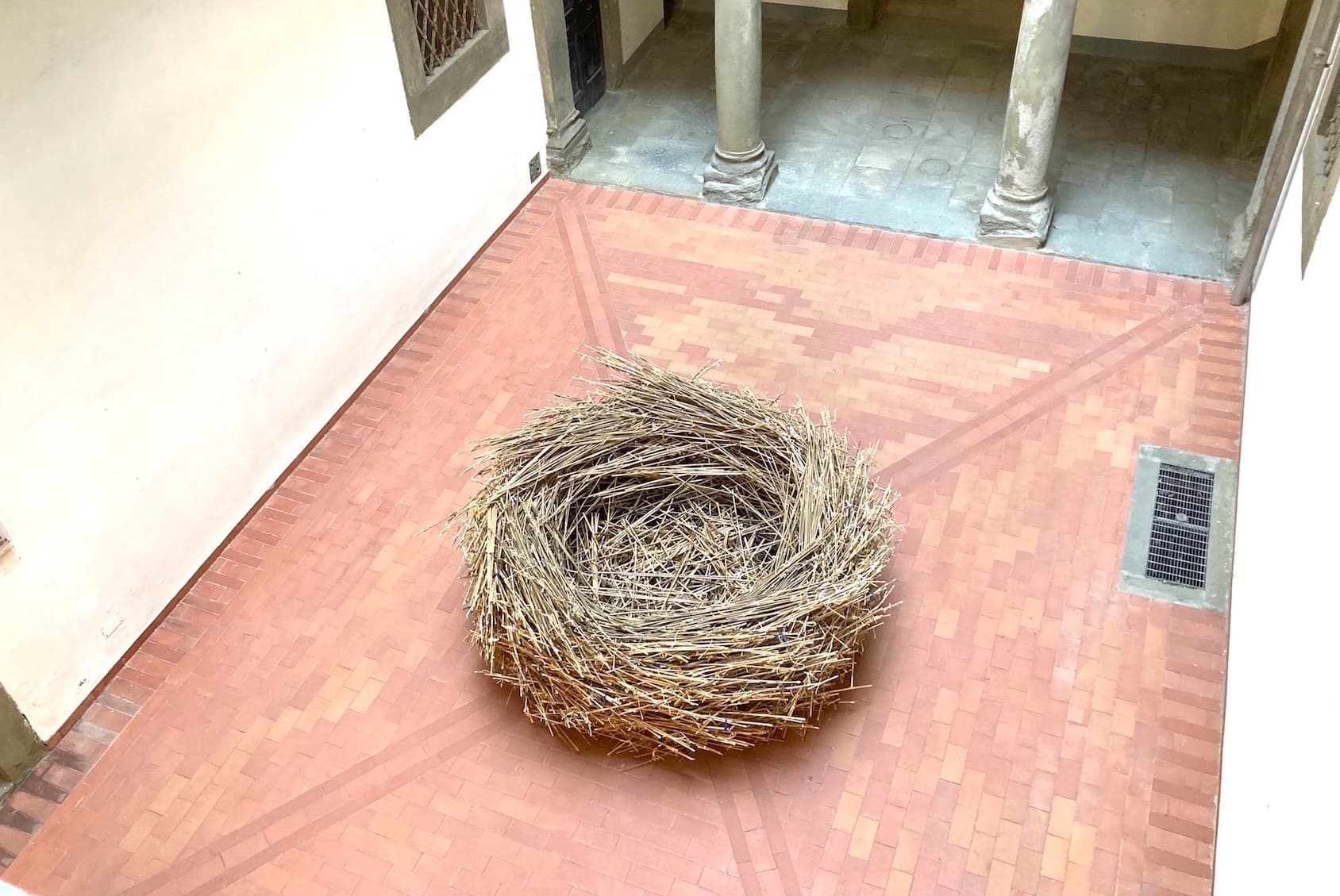 Qiu_Yi_Nido_2022_Tecnica_mista_bambiupennelli_rafia_Palazzo_Huigens_4_bassa.jpeg