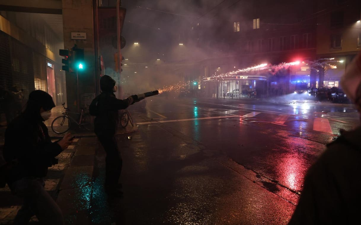 Bologna, disordini alla protesta contro la partita Maccabi Virtus: bombe carta e idranti