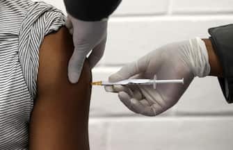 (FILE) - One of the first South African vaccine trialists gets injected during the clinical trial for a potential vaccine against the Covid-19 Corona virus at the Baragwanath hospital in Soweto, South Africa, 24 June 2020 (reissued 20 July 2020). Early phases of testing for a coronavirus vaccine suggest a positive result in immune reaction, scientists at Oxford University said 20 July 2020.  ANSA/SIPHIWE SIBEKO / POOL *** Local Caption *** 56173130