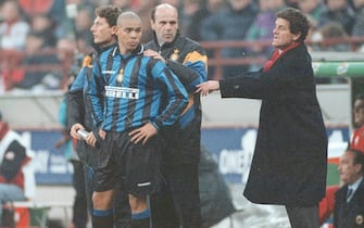 L' allenatore del Milan Fabio Capello discute con l'attaccante brasiliano dell'Inter, Ronaldo, durante il derby dell'8 gennaio 1998. ANSA/CARLO FERRARO