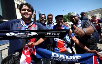 Fans of Paris Saint-Germain cheer in the streets of Munich, southern Germany, prior to the UEFA Champions League final football match between Inter Milan and Paris Saint-Germain (PSG) in  on May 31, 2025. (Photo by FRANCK FIFE / AFP)