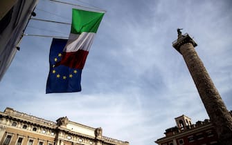 Le bandiere issate durante il Consiglio dei Ministri (Cdm) presso palazzo Chigi, Roma, 23 ottobre 2023. ANSA/ANGELO CARCONI