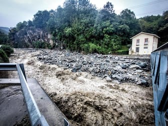 Rii esondati e danni ingenti a causa delle piogge molto intense che sono in corso in Piemonte dalla serata di ieri, 05 settembre 2024. I vigili del fuoco sono al lavoro dalle 4 con decine di interventi a Torino, in Val di Susa e in Val Chisone, dove si registrano una serie di allagamenti. A Mattie, poco più di 700 metri di altitudine, è esondato il rio Gerardo nella frazione Giordani ed è crollato il ponte superiore in paese, travolto da un masso: secondo le prime informazioni, sono isolate venti persone in borgata Combe. Il rio è tracimato anche a Bussoleno, paese a circa 450 metri di quota, interrompendo la statale 24 e isolando la borgata Santa Petronilla, con 30 persone.
ANSA/ TINO ROMANO