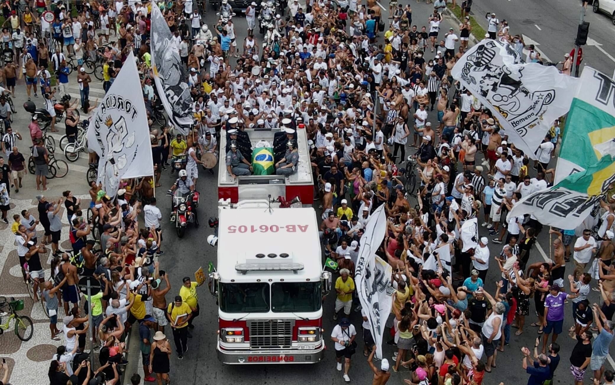 Il corteo funebre con la bara di Pelé