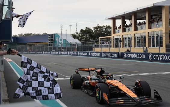 https://static.sky.it/editorialimages/04de302b7f06feb83ac4a2153cc34a88a99c354b/skysport/it/motori/formula-1/video/2025/05/05/f1-gp-miami-gene-commento-video/piastri-ansa-miami.jpeg?im=Resize,width=565