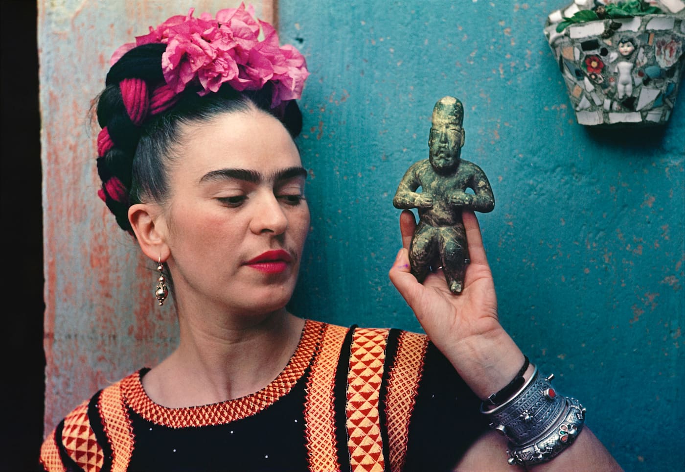 Frida con statuetta Olmeca, Coyoacán, 1939 (stampata 2005). Stampa al carbone. 27,31 x 40 cm, cc 51,44 x 61,60 x 2,54 cm © Nickolas Muray Photo Archive