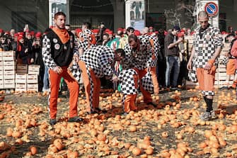 Le piazze e le strade completamente invase dalle arance del carnevale di Ivrea. La prima giornata della battaglia delle arance il 19 febbraio 2023 ANSA/JESSICA PASQUALON