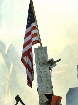 Torri gemelle NEW YORK, NY - SEPTEMBER 13: An American flag stands amid the rubble of the World Trade Center 13 September 2001 in New York. (Photo credit should read BETH A. KEISER/AFP via Getty Images)