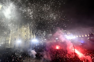 MILAN, ITALY - APRIL 22: Supporters of FC Internazionale celebrate winning the Serie A title at Piazza Duomo on April 22, 2024 in Milan, Italy. (Photo by Pier Marco Tacca - Inter/Inter via Getty Images)