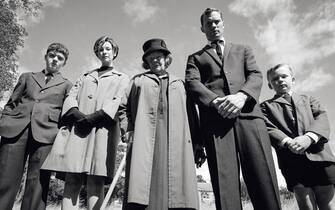 (L to R) Lewis McAskie as "Will", Caitriona Balfe as "Ma", Judi Dench as "Granny", Jamie Dornan as "Pa", and Jude Hill as "Buddy" in director Kenneth Branagh's BELFAST, a Focus Features release. Credit : Rob Youngson / Focus Features