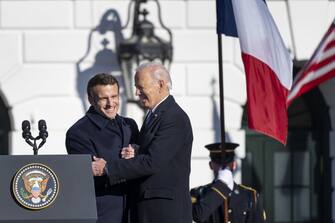 Joe Biden ha brindato (con la Coca-Cola) alla sua campagna presidenziale 2024 con la moglie e i Macron durante la cena di stato di giovedì scorso per la visita del presidente francese