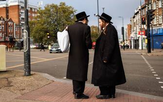 epa10956498 Members of Orthodox Jewish community chat as they wait at a crossing in the Stamford Hill area, London, Britain, 03 November 2023. Following pro-Palestinian marches, the London Metropolitan Police Commissioner Sir Mark Rowley expressed that he is 'deeply concerned' about its effects to the community policing, as anti-Jewish hate crime went up 14 times and anti-Muslim hate crime up 3 times compared to 2022, since the outbreak of the Israel-Hamas conflict, according to the commissioner.  EPA/TOLGA AKMEN