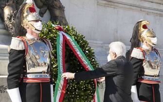 Festa della Repubblica, Sergio Mattarella rende omaggio al Milit
