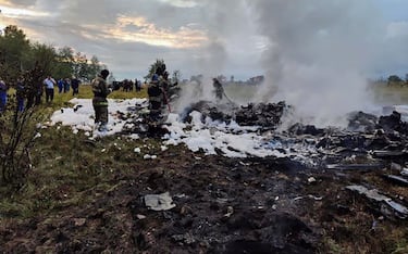 epa10816489 A handout picture made available by Russian Investigative Committee shows Russian emergency service work on the site of the plane crash near the village of Kuzhenkino, Tver region, Russia, 23 August 2023. An investigation was launched into the crash of an aircraft in the Tver region in Russia on 23 August 2023, the Russian Federal Air Transport Agency said in a statement. Among the passengers was Yevgeny Prigozhin, the agency reported.  EPA/RUSSIAN INVESTIGATIVE COMMITEE HANDOUT  HANDOUT EDITORIAL USE ONLY/NO SALES
