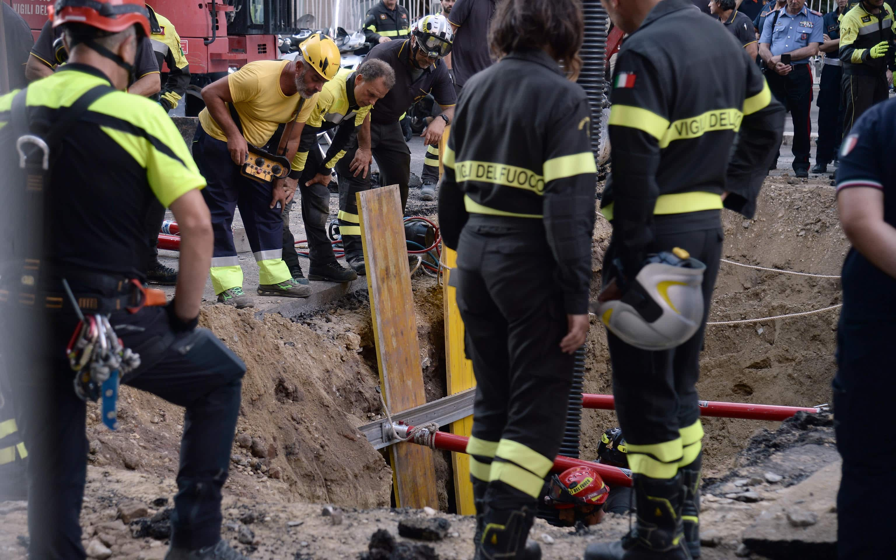 Sarebbero partiti da un negozio sfitto gli scavi del tunnel effettuati da quattro persone sospettate di fare parte di una banda di ladri. Parallelamente ai soccorsi di una persona, probabilmente un componente della banda, rimasta incastrata nel tunnel sono in corso indagini per capire quale fosse l'obiettivo del presunto colpo: nelle vicinanze di via Innocenzo XI ci sono infatti due banche distanti però alcune centinaia di metri. Tra le ipotesi non si esclude che la banda volesse procedere per step: ovvero scavando un po' alla volta approfittando della città svuotata dal weekend di Ferragosto, Roma, 11 agosto 2022. ANSA/FABIO CIMAGLIA