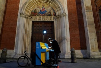 Piano City Milano, Il pianista Simone Quatrana mentre suona nel tandem nel quartiere di Brera