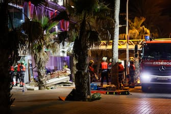 epa11364805 Emergency services at the scene of a building collapse at the 'Medusa Beach Club' restaurant at Palma Beach in Palma de Mallorca, Balearic Islands, Spain, 23 May 2024. According to officials four people have died and at least 27 have been injured when the 'Medusa Beach Club' restaurant collapsed.  EPA/Cati Cladera