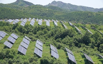 On June 21, 2021, at the Huadian Photovoltaic Power Station in Huili Town, Fushan District, Yantai City, Shandong Province, 450 acres of barren hills were covered with photovoltaic panels.
In recent years, Shandong Yantai has accelerated the development of clean energy, used the advantages of light energy resources in hilly and mountainous areas, promoted the construction of mountain photovoltaic power generation bases, strengthened the green economy, and turned barren mountains into treasure mountains. At present, the installed capacity of clean energy in Yantai City has reached 8.508 million kilowatts, ranking first in Shandong Province. (Photo by /Sipa USA)