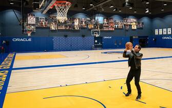 SAN FRANCISCO, CALIFORNIA - MARCH 9: Roger Federer shoots a basket at the Golden State Warriors practice facility while promoting the Laver Cup San Francisco Launch for 2025 at Chase Center on March 9, 2024 in San Francisco, California. (Photo by Loren Elliott/Getty Images for Laver Cup)