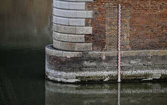 L'asta idrometrica sul ponte, che in questo periodo dell'anno dovrebbe essere quasi invisibile coperta dall'acqua del fiume Po, e' totalmente scoperta all'altezza di Pontelagoscuro. Pontelagoscuro (Ferrara), 13 aprile 2023. ANSA/LUCA ZENNARO