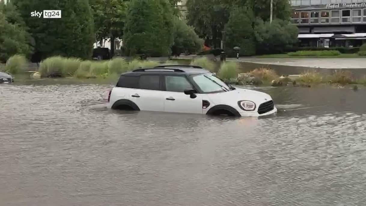 Maltempo Como, forti piogge: centro storico allagato Maltempo Como, forti piogge: centro storico allagato