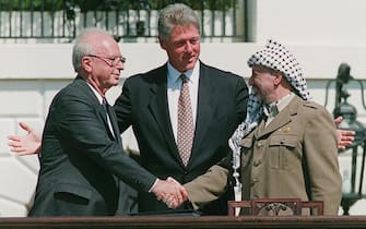 Il presidente palestinese Yasser Arafat stringe la mano al primo ministro israeliano Yitzhak Rabin