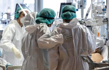 Health workers wearing overalls and protective masks work in the intensive care unit of the GVM ICC hospital of Casal Palocco near Rome during the second wave of the Covid-19 Coronavirus pandemic, Italy, 28 January 2021. ANSA/GIUSEPPE LAMI