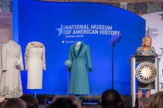 La First Lady americana, Jill Biden, ha donato al museo nazionale della storia americana, a Washington, i due abiti che ha indossato alla cerimonia d’inaugurazione del marito nel gennaio 2021