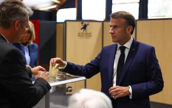 epa11399561 French President Emmanuel Macron votes during the European Parliament election at a polling station in Le Touquet-Paris-Plage, France, 09 June 2024.  EPA/Hannah McKay / POOL  MAXPPP OUT