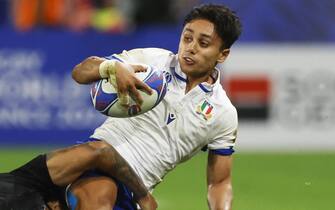 epa10890897 Italy's Ange Capuozzo (R) in action during the Rugby World Cup Pool A match between New Zealand and Italy in Lyon France, 29 September 2023.  EPA/GUILLAUME HORCAJUELO