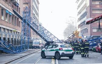gru crollata a torino in via genova. vigili del fuoco fanno accertamenti insieme ad agenti polizia urbana