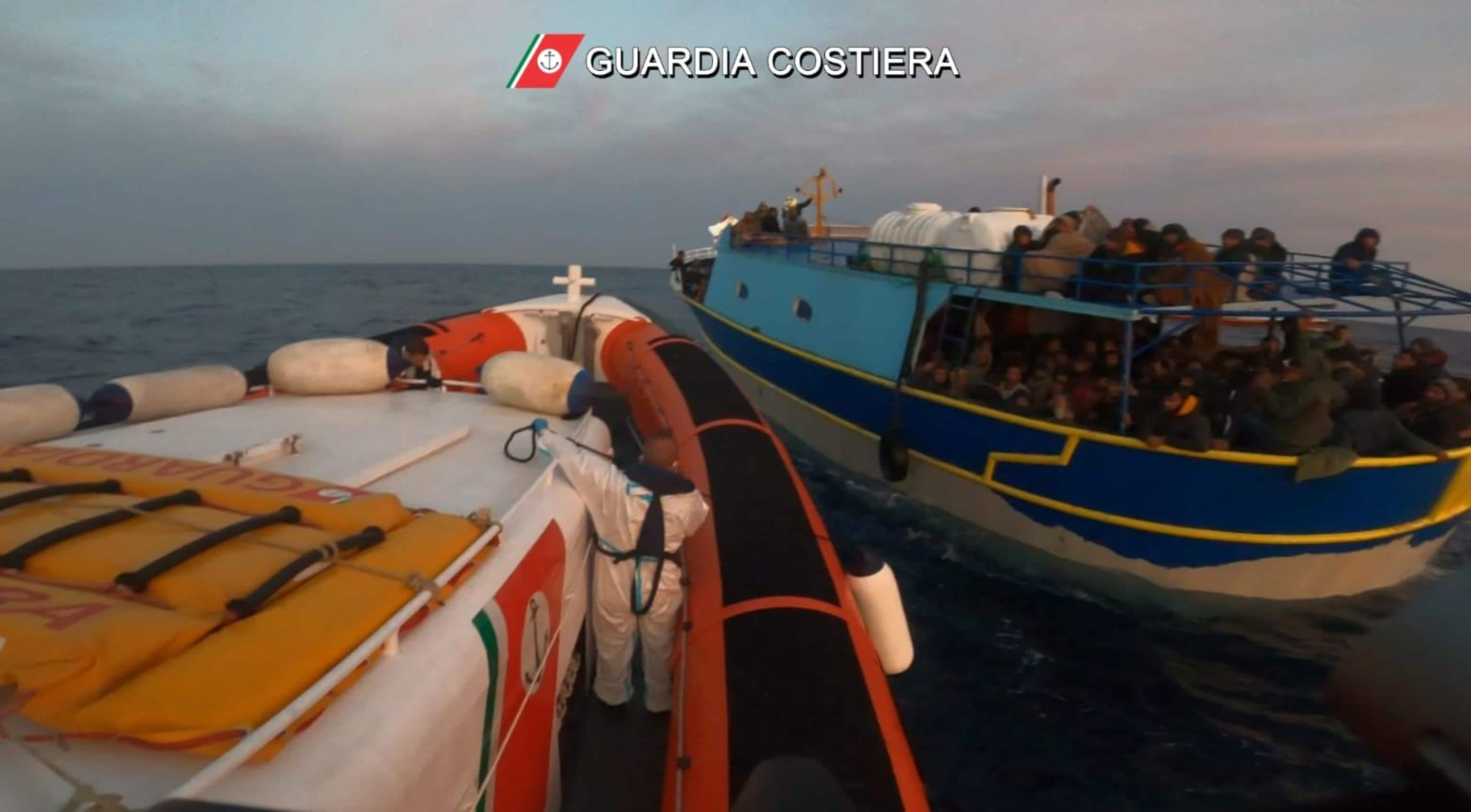 È da poco terminata una nuova operazione di soccorso - dopo quella di stamattina - svolta sotto il coordinamento della Guardia costiera di Catania, in favore di un peschereccio, individuato a circa 100 miglia a est di Siracusa, con a bordo circa 450 migranti. L'unità, in precarie condizioni di navigabilità, è stata raggiunta e soccorsa dalla nave Corsi e da una motovedetta della Guardia costiera.
ANSA/GUARDIA COSTIERA
+++ ANSA PROVIDES ACCESS TO THIS HANDOUT PHOTO TO BE USED SOLELY TO ILLUSTRATE NEWS REPORTING OR COMMENTARY ON THE FACTS OR EVENTS DEPICTED IN THIS IMAGE; NO ARCHIVING; NO LICENSING +++ NPK +++