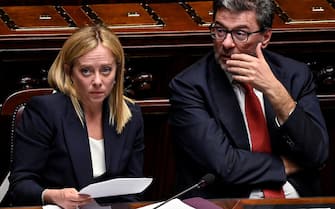 La premier Giorgia Meloni e il ministro dell'Economia Giancarlo Giorgetti in parlamento