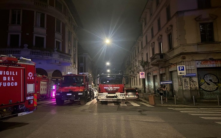 Vigili del fuoco all'esterno della palazzina di tre piani, dove erano in corso dei lavori di ristrutturazione, parzialmente crollata a Milano, 15 luglio 2023. L'edificio, in via Amatore Sciesa, era disabitato come hanno verificato i pompieri che hanno cercato eventuali persone sotto le macerie.