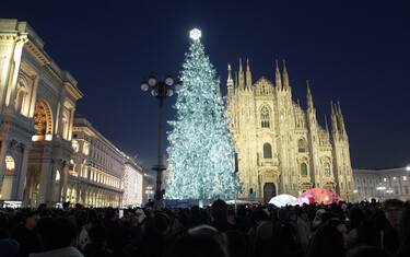 Milano - Accensione dell'\''Albero di Natale in Piazza Duomo. Albero giochi olimpici invernali Milano - Cortina 2026. (Milano - 2024-12-06, Duilio Piaggesi) p.s. la foto e'\'' utilizzabile nel rispetto del contesto in cui e'\'' stata scattata, e senza intento diffamatorio del decoro delle persone rappresentate