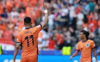 epa11437026 Cody Gakpo of the Netherlands celebrates  scoring the equalizer during the UEFA EURO 2024 group D match between Netherlands and Austria, in Berlin, Germany, 25 June 2024.  EPA/CLEMENS BILAN