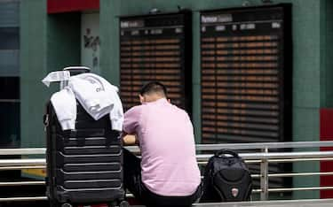 Ritardi e viaggiatori in attesa stazione Tiburtina di Roma, 06 maggio 2023. Un sabato nel caos per la rete ferroviaria italiana, con pendolari, turisti e tifosi rimasti bloccati in ritardi durati fino a sei ore. A fare le spese di un inconveniente tecnico sono stati i tanti passeggeri a bordo di un centinaio di treni coinvolti, tra Intercity, regionali e Alta velocità, alcuni dei quali cancellati. Il calvario dei viaggiatori è cominciato intorno alle 9.30 quando, al passaggio dell'Intercity 533 Roma-Ancona, un pantografo è entrato in contatto con la linea di alimentazione elettrica a poca distanza da Roma Tiburtina.
ANSA/MASSIMO PERCOSSI